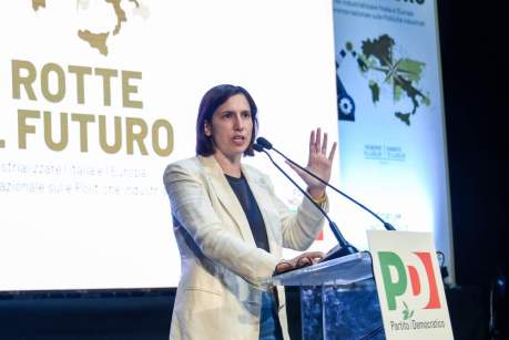 A Rimini Meloni si autocelebra ma dimentica il Paese reale